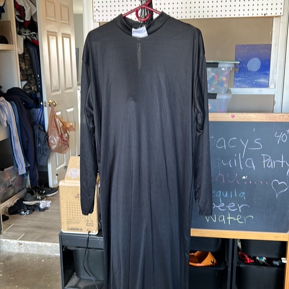 Halloween priest costume for adult will include plastic bag - Picture 3 of 3